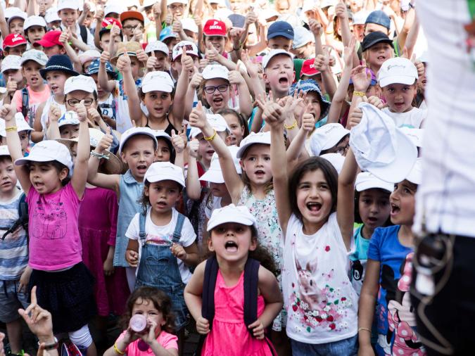 Primacanta: Singen mit Kindern am Frankfurter Römer - Eine Gruppe singender Kinder mit in die Höhe gereckten Daumen