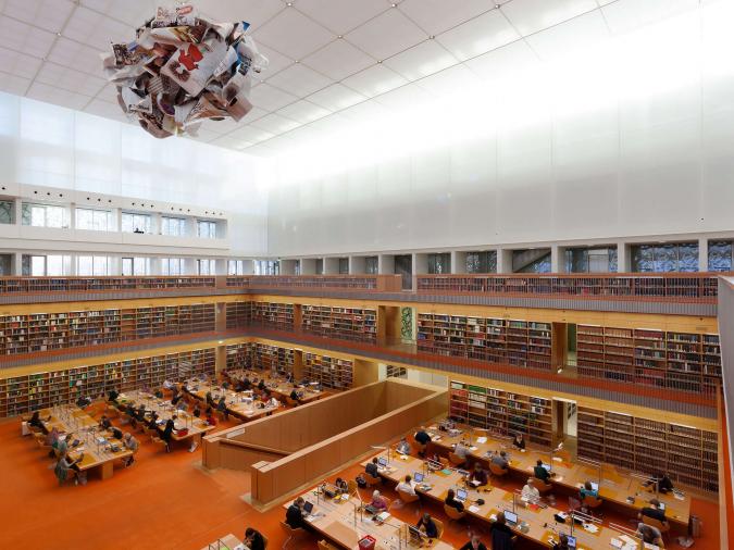 Blick von höherer Ebene hinab in einen Bibliothekslesesaal