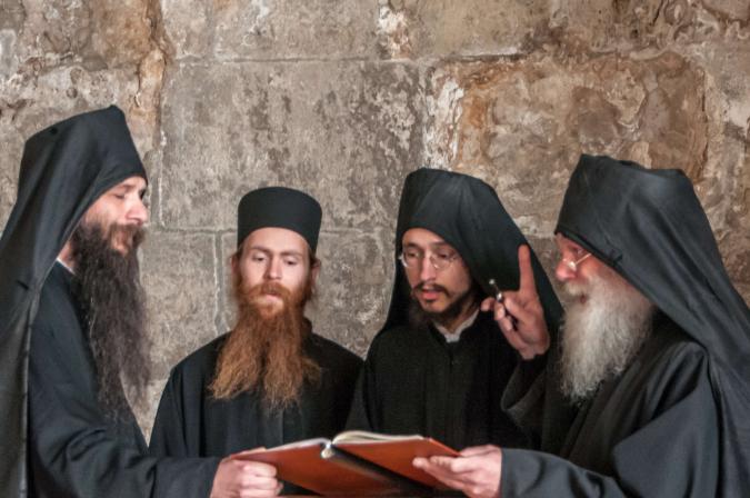 Vier orthodoxe Mönche singen den Deutschen Choral in naturtöniger Feinstimmung