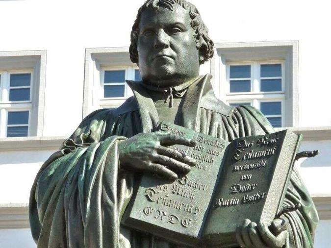 Eine Statue von Martin Luther als Denkmal in der Lutherstadt Wittenbeg.