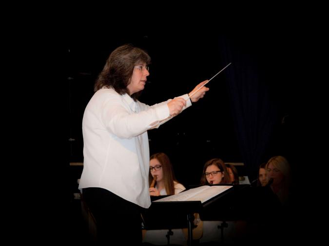 Petra Menzl, die Leiterin von flautississimo, beim dirigieren.