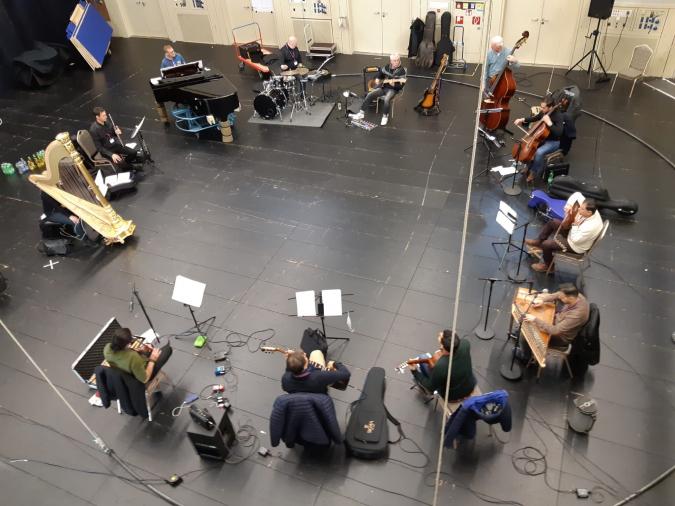 Das Projekt MK Musik: Maged Kildan & Friends verbindet Musiker*innen aus verschiedenen Nationen: Die Teilnehmer*innen sitzten mit ihren Instrumenten im Kreis.
