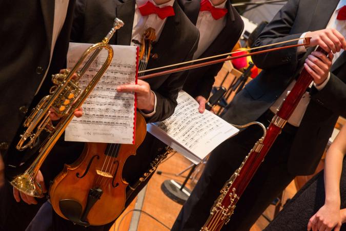Jugend Musiziert: Teilnehmer mit verschiedenen Blasinstrumenten und Noten