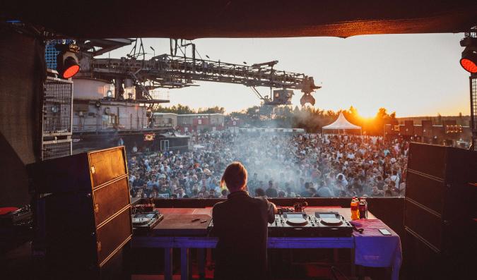 Melt Festival 2018: DJ auf der Freiluftbühne mit Blick auf das große Publikum.