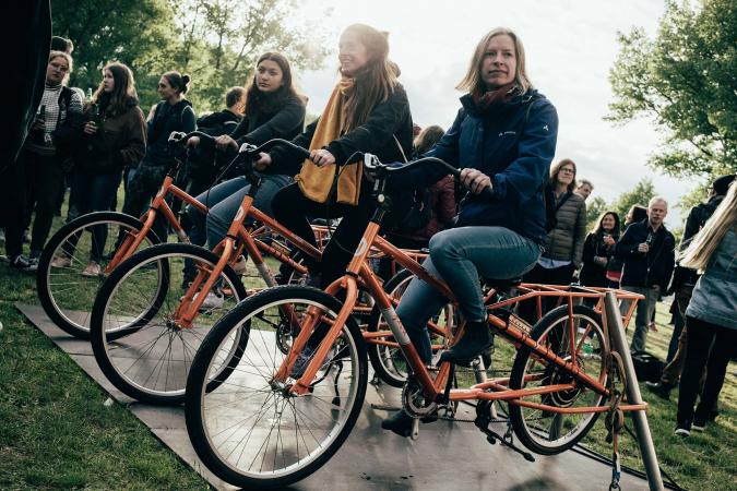 Radeln auf Standfahrrädern zur Energieversorgung der Pedal Power Stage auf dem Futur 2 Festival 2019