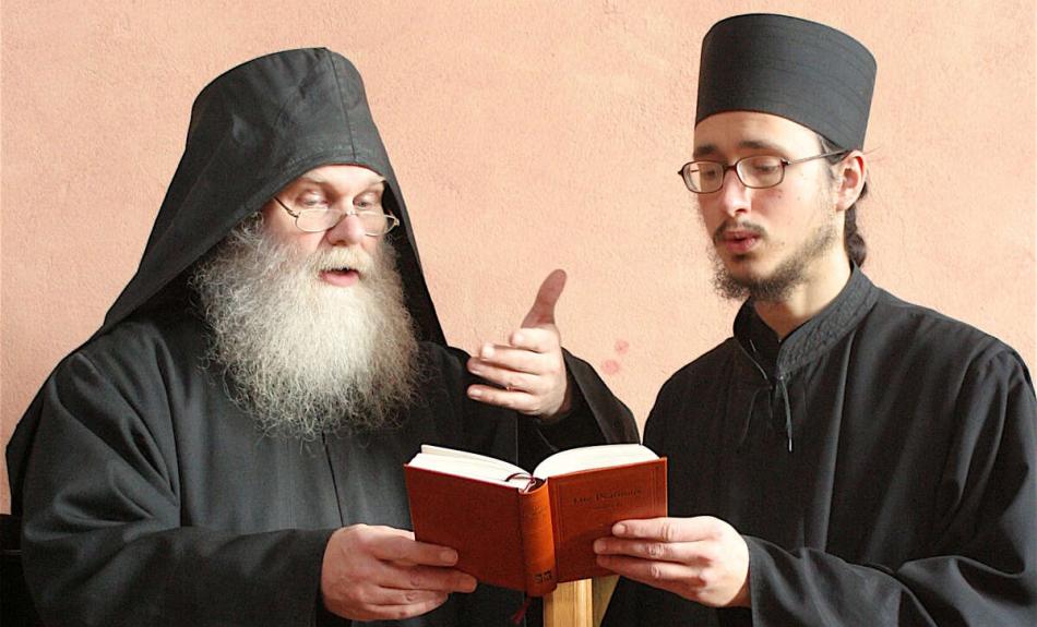 Zwei Mönche des Deutsches orthodoxes Dreifaltigkeitskloster beim gemeinsamen Studium der Psalmen