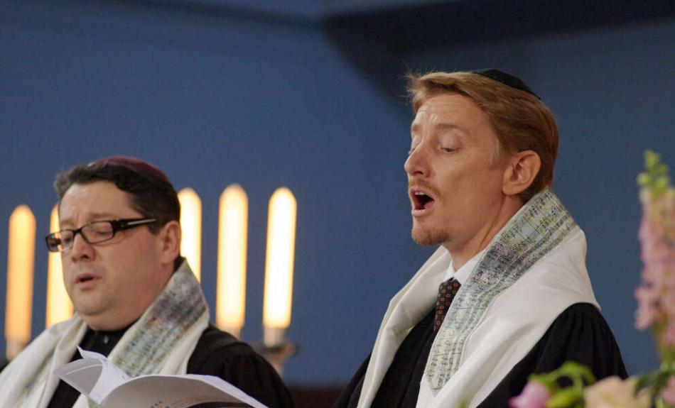 Zwei der ersten ABsolventen des Kantorenseminars während eines jüdischen Gottesdientes.