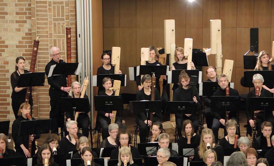 Mitglieder des Ensembles flautississimo und des Berliner Blockflöten Orchesters spielen 2020 die Blockflötensinfonie im Nürnberger Heilig-Geist-Saal.