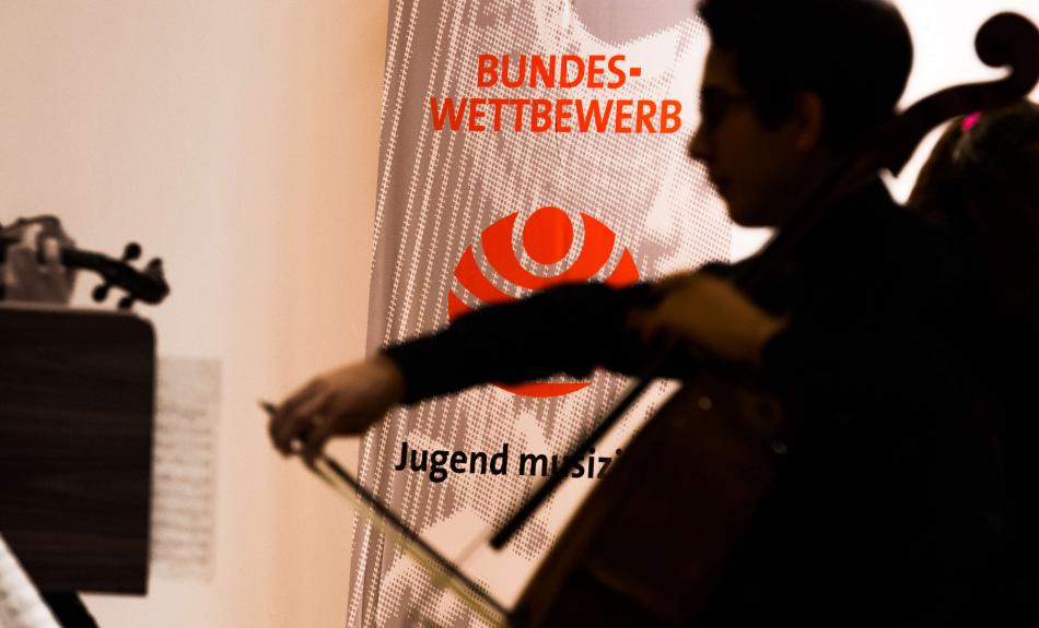 Jugend Musiziert 2016: Cellist und Wettbewerbs-Banner.