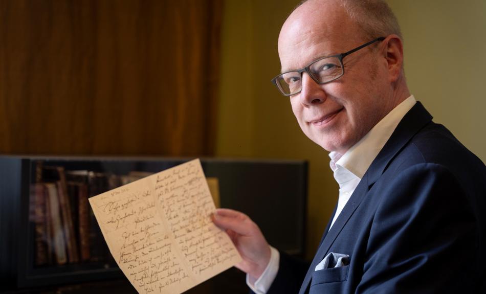 Abbildung: Wolfgang Sandberger mit Brief in der Hand
