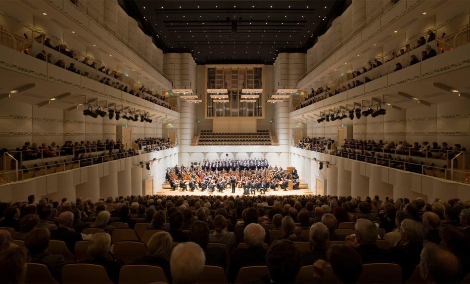 Abbildung: gefüllter Konzertsaal