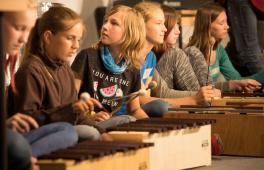 Tag der Musik 2017 an der Hochschule für Musik und Theater Rostock. Eine Reihe Kinder sitzt vor Xylophonen.
