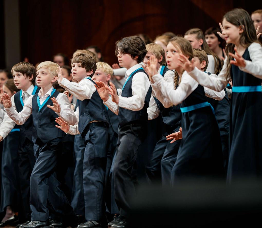Ein Kinderchor singt auf der Bühne beim Deutschen Chorwettbewerb