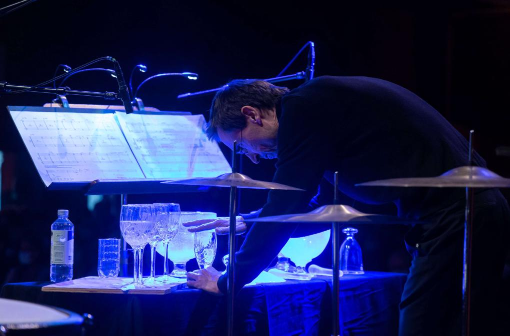Musiker des Klangforums Wien spielt Musik auf mit Wasser gefüllten Gläsern