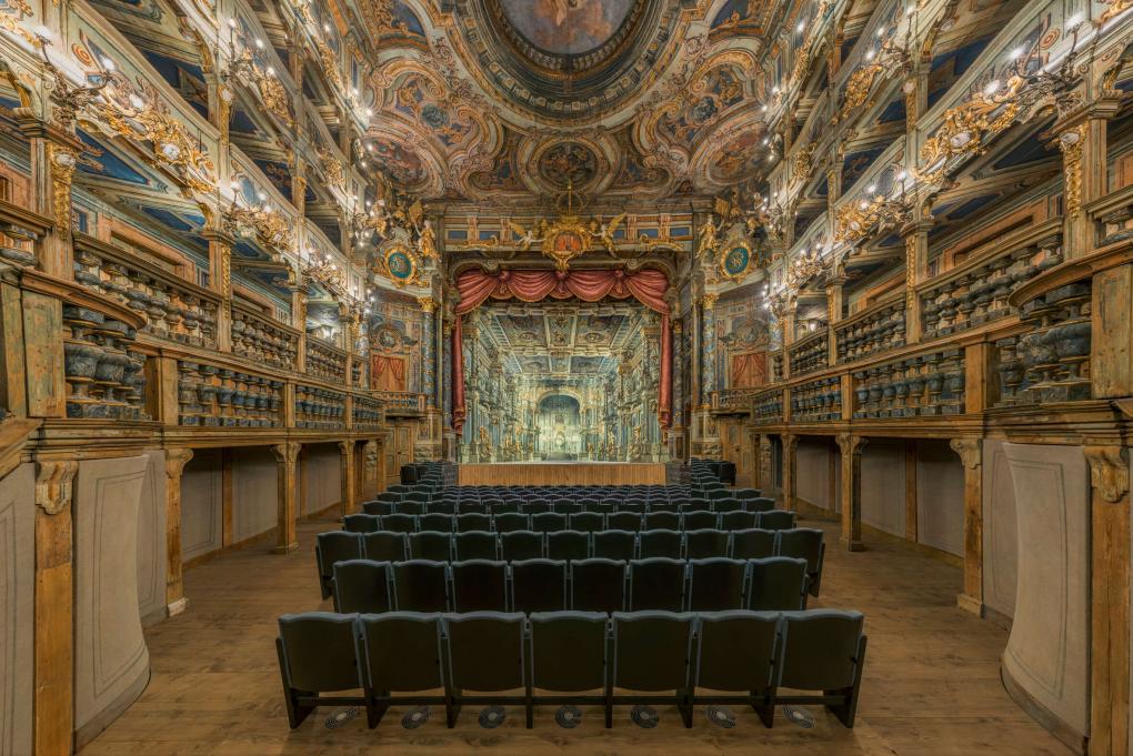 Blick auf die Bühne des Markgräflichen Opernhauses mit rekonstruierten barocken Kulissen.