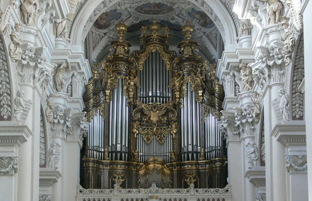 Die imposante und barocke Hauptorgel des Passauer Doms St. Stephan, die größte Domorgel der Welt.