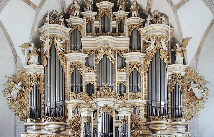 Die imposante, mit goldenen Elementen verzierte Ladegast-Orgel (1866) im Dom zu Merseburg hinter barockem Prospekt ist eine der größten romantischen Orgeln in Deutschland.