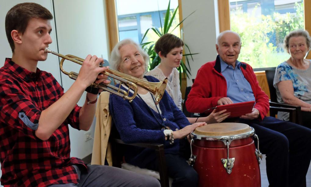 Bei dem Projekt "Generation Rock" von der LAG Rock in niedersachsen e.V. musizieren Dozentinnen und Dozenten sowie Musikstudierende gemeinsam mit Menschen in Seniorenheimen.