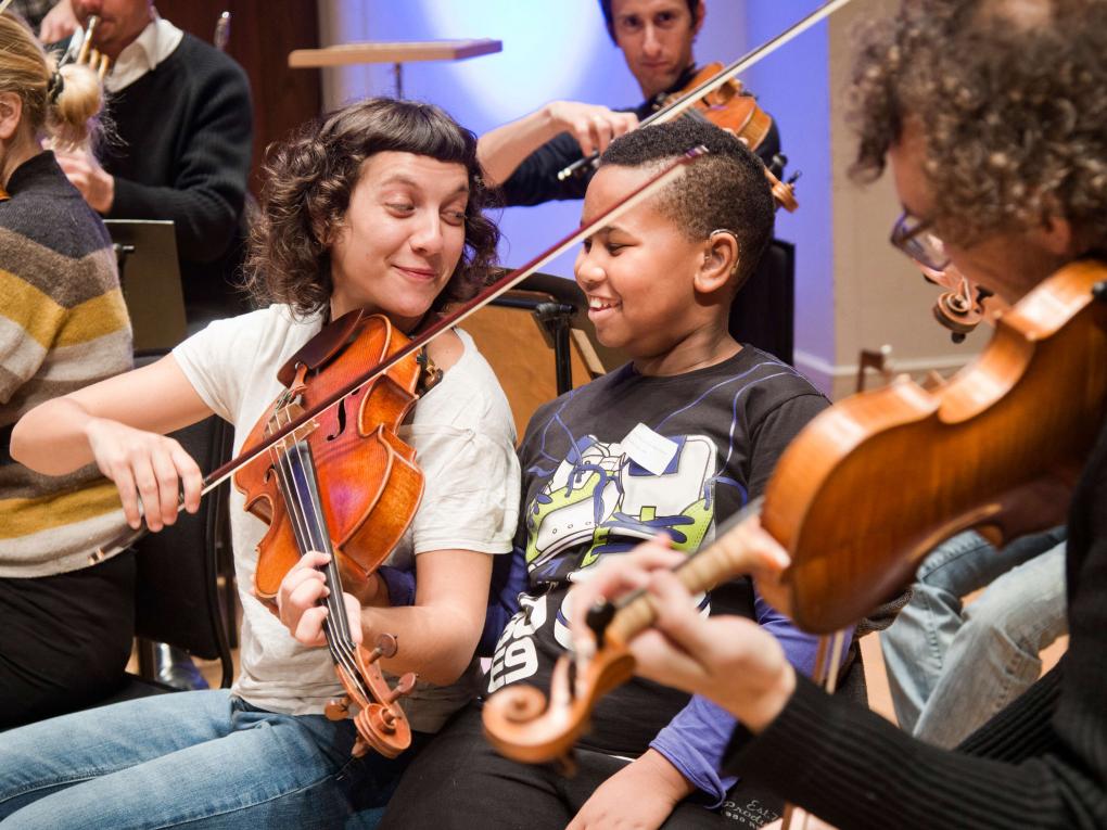 Das Projekt "Feel the Music" vom Mahler Chamber Orchetra mit gehörlosen und hörgeschädigten Kindern. Ein kleiner Junge spürt die Vibration in der Violine, während die Musikerin für ihn spielt.