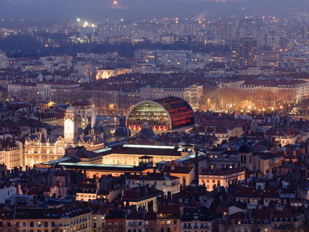 Luftaufnahme des Opernhauses in Lyon in der Dämmerung