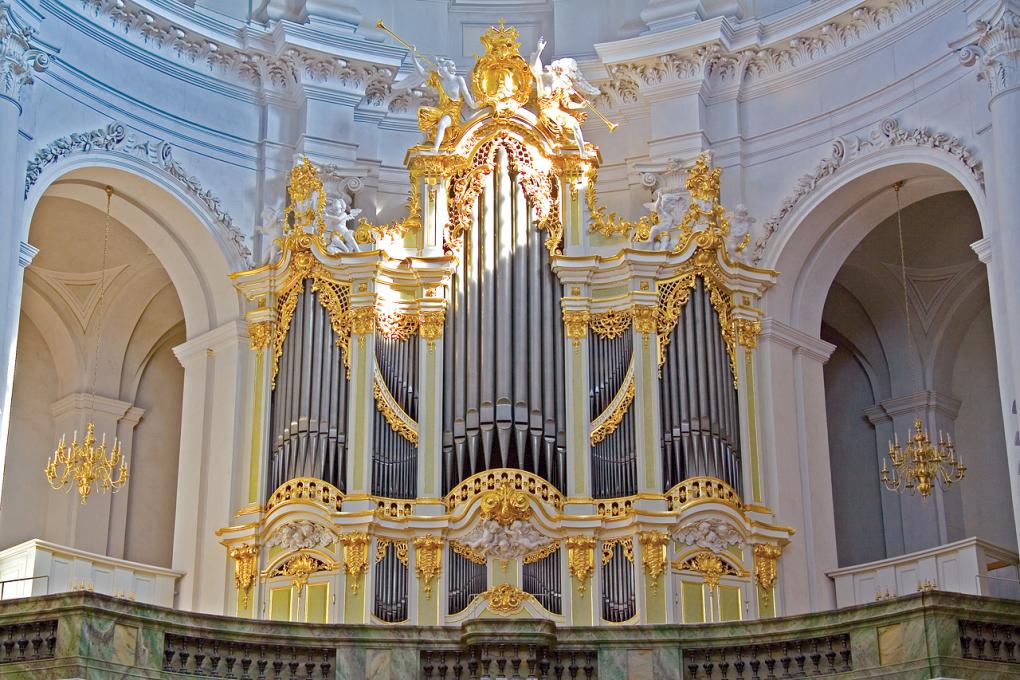 reich mit goldenen Elementen verzierte Silbermann-Orgel in der Katholischen Hofkirche in Dresden.