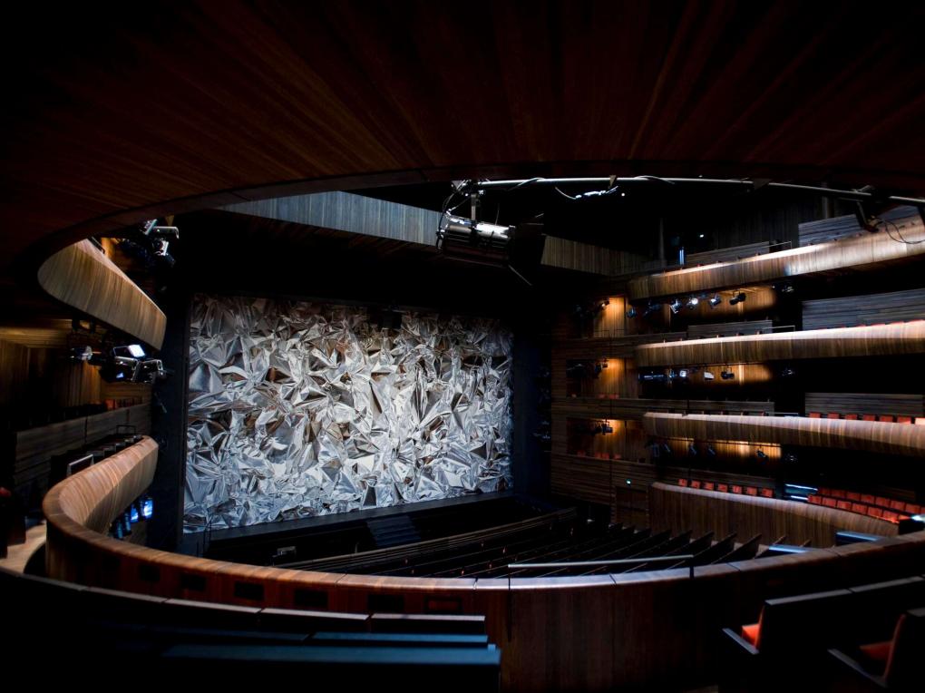 Blick vom Zuschauerraum auf die Bühne in einem runden Theaterraum