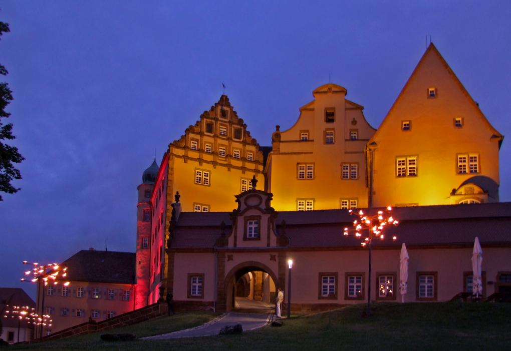 Außenansicht bei Nacht: Stiftung Internationale Musikschulakademie Kulturzentrum Schloss Kapfenburg, Lauchheim.
