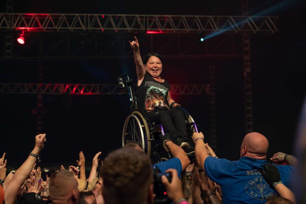 Wacken Festival 2018: Mädchen im Rollstuhl beim Crowd Surfing