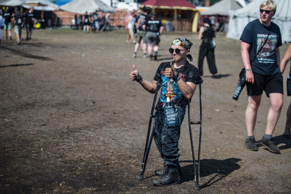 Bild: Fan mit Krücken auf dem Wacken Open Air 2018