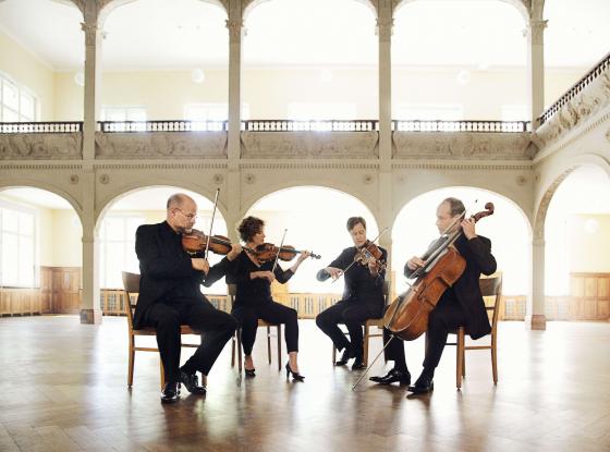 Das Mandelring Quartett spielt in einem historischen, hellbeleuchteten Saal.