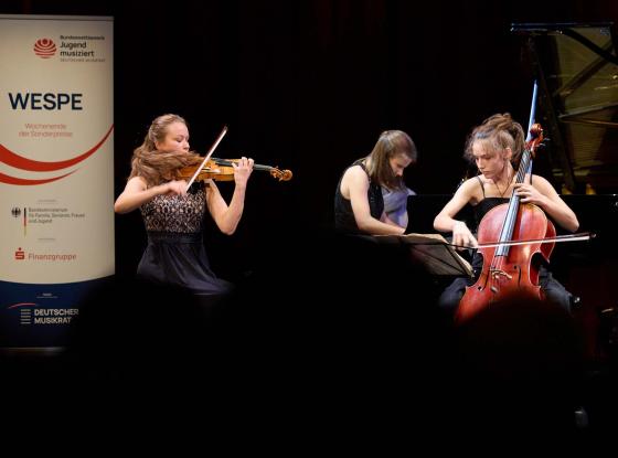 Marie Veronica Helling, Violine - Anna Meipariani, Violoncello - Clara Mandler, Klavier 