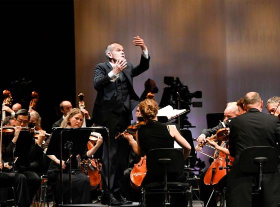 Foto des Dirigenten bei einer Aufführung