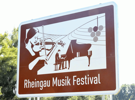 Touristisches Hinweisschild des Rheingau Musik Festivals