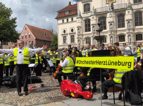 Kampagnenstart Aktion #OrchesterHerzLüneburg am 27. Juni 2023 auf dem Lüneburger Marktplatz 