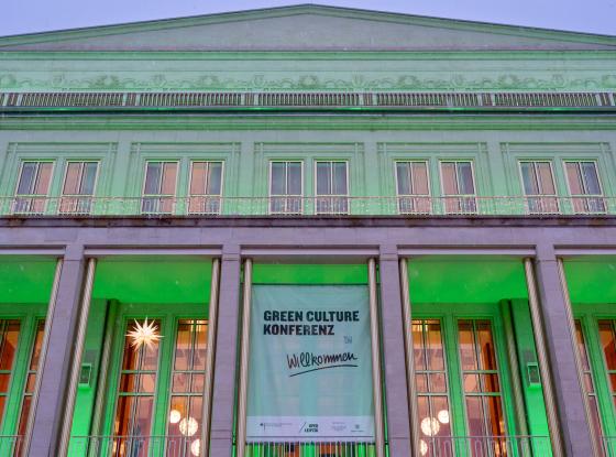 Abbildung: grün angeleuchtete Fassade der Oper Leipzig