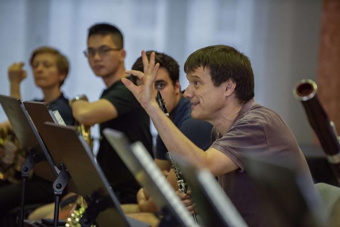 Klarinettist gibt Handzeichen beim Projekt Kritisches Orchester 2019.