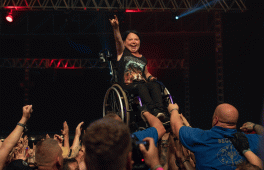 Wheelchair Crowdsurfer auf dem Wacken Open Air 2018