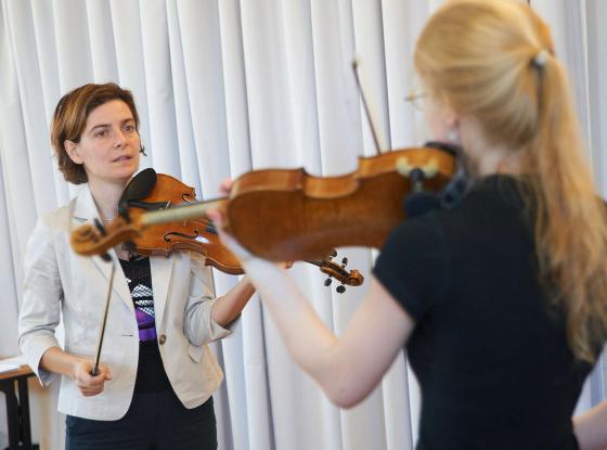 Eine Meisterklasse im Fach Violine an der Hochschule für Musik und Theater Rostock: Geigenlehrerin mit Schülerin.