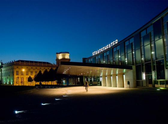 Titelbild: Außenansicht des Staatstheaters Kassel